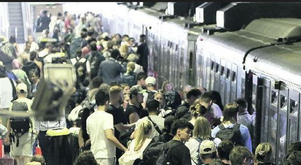  Napoli, caos in stazione a Garibaldi: uomo morde una persona e si scaglia contro poliziotti e militari 