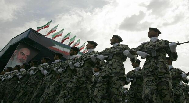 https://statics.cedscdn.it/photos/MED/2026/02/11/9353087_11103835_gettyimages_esercito_iran.jpg