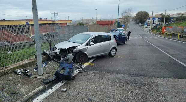  Torre del Greco, scontro frontale tra due auto nella curva dove perse la vita il poliziotto Aniello Scarpati 