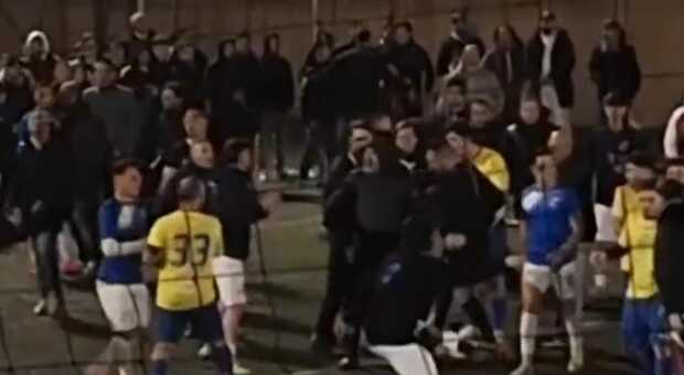  Rissa alla Naples League, finale sospesa e un ferito portato via in barella 