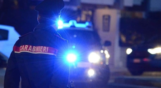  Napoli, picchia un fratello e accoltella l'altro alla gamba: arrestato 38enne 