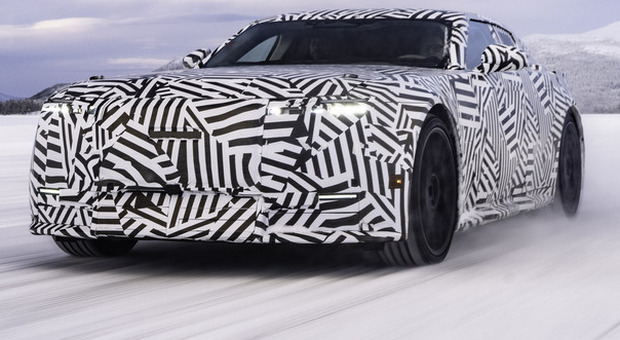 La Jaguar Luxury GT impegnata nei winter test sui laghi ghiacciato di Arjeplog nel Circolo Polare Artico svedese