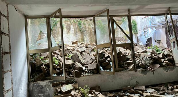  Crolla un muro a Marano, distrutti alcuni appartamenti di una palazzina: famiglie sgomberate 