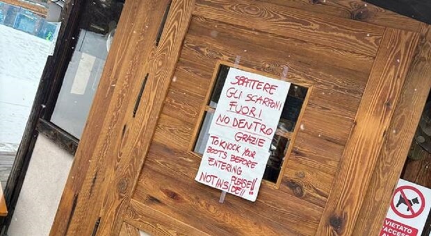  ?Sbattere gli scarponi fuori, non dentro?. Turismo cafone, al bar sulle piste spunta il cartello per gli sciatori maleducati 