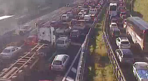  Incidente sull'A1, camion sbanda: 8 chilometri di coda nei pressi di Napoli 