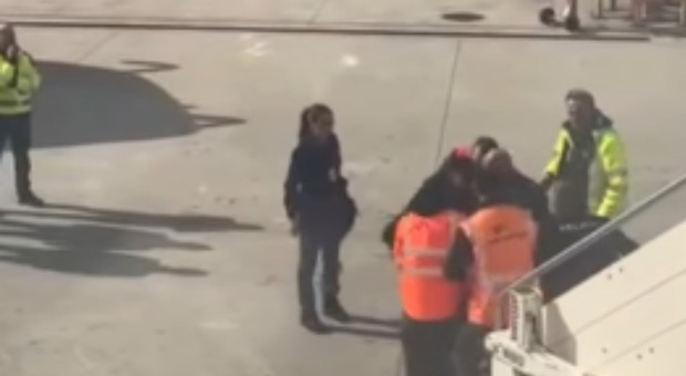  Easyjet, passeggero pronuncia frasi inquietanti: il volo Napoli-Berlino torna indietro. «Pensavamo fosse un terrorista» 