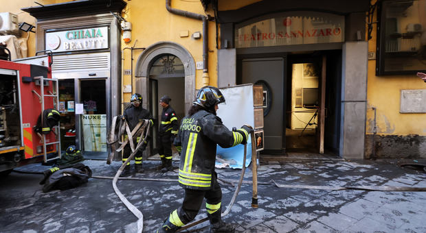  Napoli, teatro Sannazaro, i Vigili del fuoco: «Per ora è impossibile determinare le cause dell'incendio» 