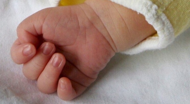  Neonato di 25 giorni trovato senza vita in casa, l'allarme dei genitori: «Un caso di morte improvvisa in culla» 