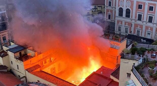  Incendio al Sannazaro, in campo i sei teatri nazionali: «È una rete solidale» 