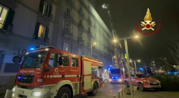  Napoli, incendio in struttura alberghiera in piazza Garibaldi: soccorse quattro persone 