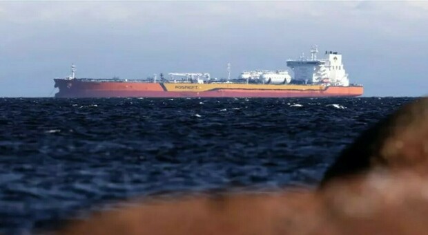 https://statics.cedscdn.it/photos/MED/2026/02/21/9373535_21140032_flotta_ombra_russa_petrolio_record.jpg