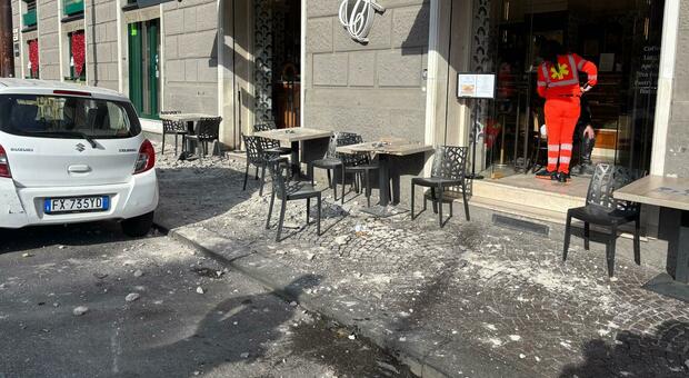  Napoli, crollano calcinacci in via San Carlo: paura per due passanti 