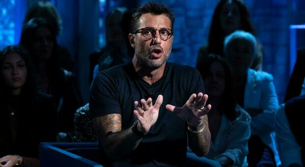  Capua, le offese di Fabrizio Corona al sindaco: la maggioranza fa quadrato 
