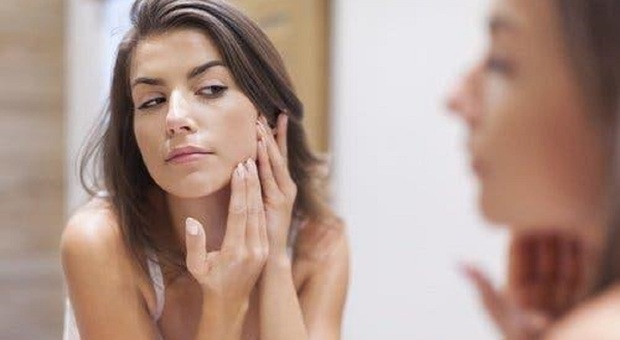 Prurito, perché grattarsi dà sollievo? Lo studio sui neuroni (che indica anche quando smettere)