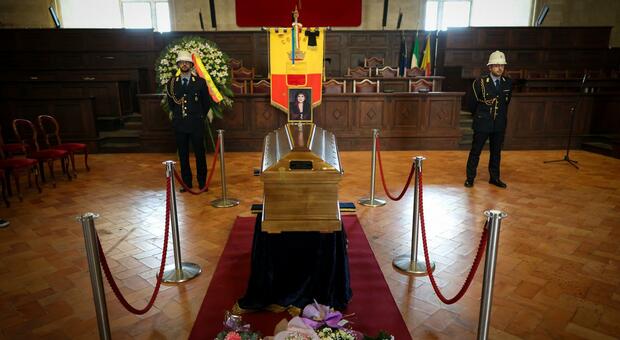  I funerali di Angela Luce: un sax per dire addio alla Luce di Napoli 