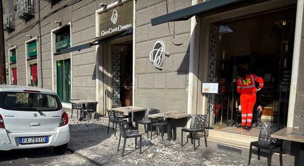  Napoli, allarme in via San Carlo. Pioggia di calcinacci: «Colpite due donne» 