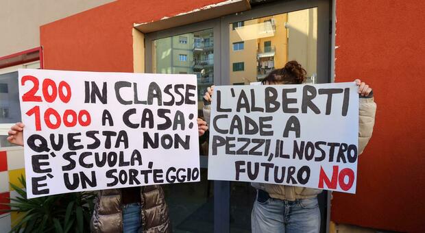  Liceo Alberti a Napoli, certificati di agibilità scaduti. La preside: «Ora si va in Did» 