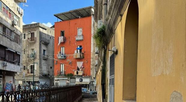 Ruota degli Esposti a Napoli, operazione decoro: «Liberata dai rifiuti»