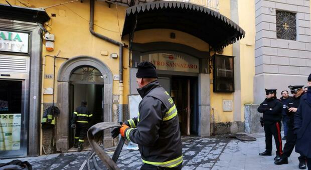  Incendio al Teatro Sannazaro, pista dei pm: «Rogo partito dal tetto» 