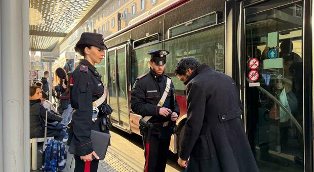 Roma, giro di vite sui borseggi: due arresti al giorno. Fermati anche 73 minori