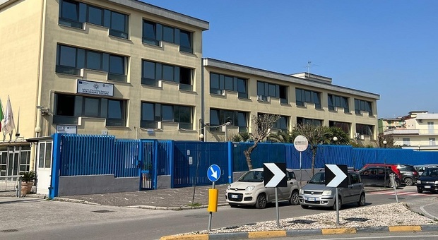  Arzano, a scuola con il coltello: 15 anni e già padre di un bimbo di due mesi 