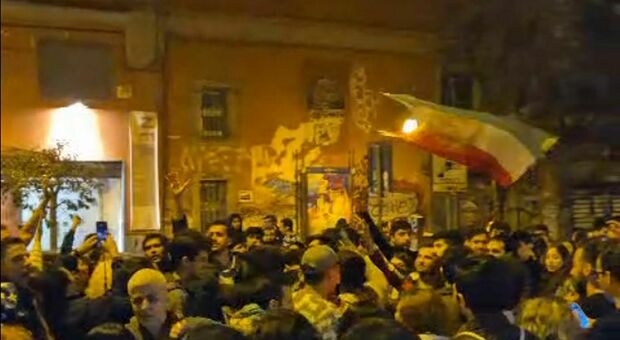 Attacco all'Iran, festa a Napoli in piazza Bellini per la caduta di Khamenei
