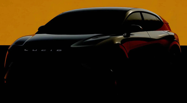 https://statics.cedscdn.it/photos/MED/2026/03/02/9391606_02153641_lucid_suv_teaser.jpg