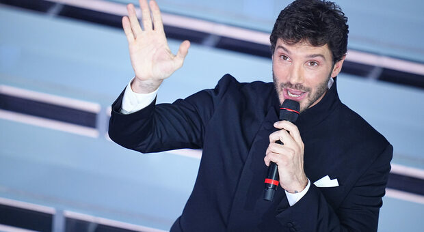  Sanremo 2027, Stefano De Martino ospite al TG1: «Stiamo lavorando, sto iniziando a pedalare» 