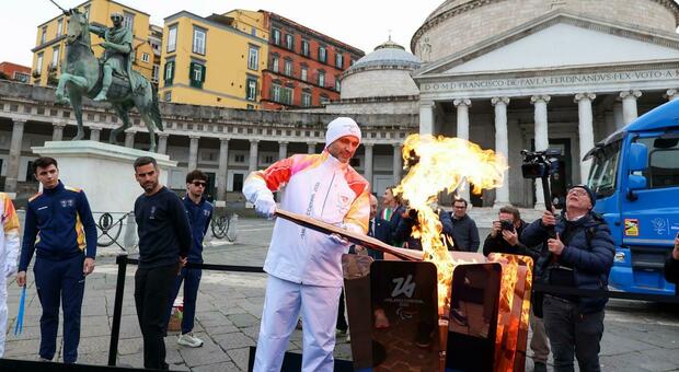  Milano Cortina 2026, la fiamma paralimpica accende piazza Plebiscito tra atleti e giovani promesse 