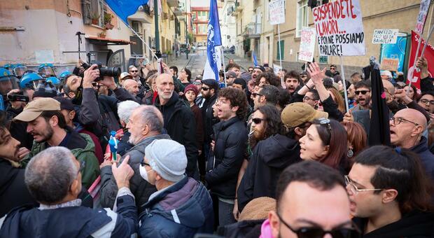  America's Cup a Bagnoli, tensioni tra manifestanti e agenti. Tentano l?assalto: poliziotto ferito 