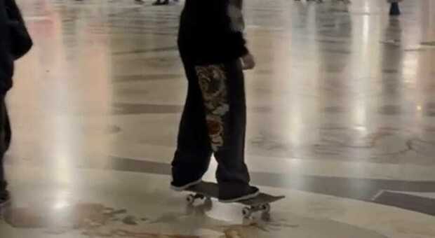  Napoli, galleria Umberto: ostaggio dei ragazzi tra partite di calcetto e skate 