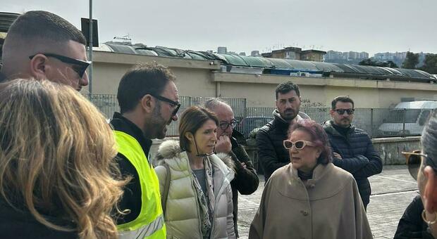  Napoli, incendio al mercato Metastasio di Fuorigrotta: dietrofront dopo i sopralluoghi, non si riapre 
