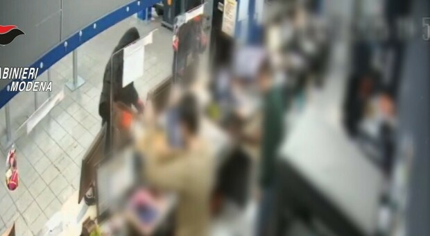  Modena, rapine a mano armata in un centro scommesse: arrestati 4 campani 