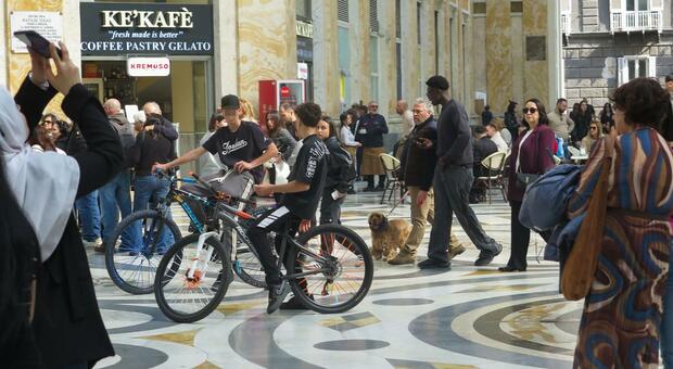 Napoli, Galleria Umberto I, giovani in bici o sullo skate: «E di notte si gioca a pallone» 