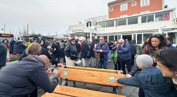  Una panchina sul mare, l?omaggio di Procida al ?ristoratore operaio? 