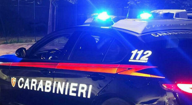  San Giuseppe Vesuviano, figlio tossicodipendente fuori dalla casa della madre con una spranga: «Dammi i soldi» 