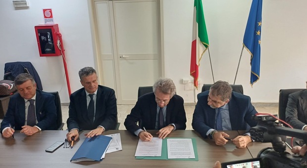  Terra dei Fuochi, accordo per rimuovere i rifiuti abbandonati lungo le strade provinciali di Napoli e Caserta 