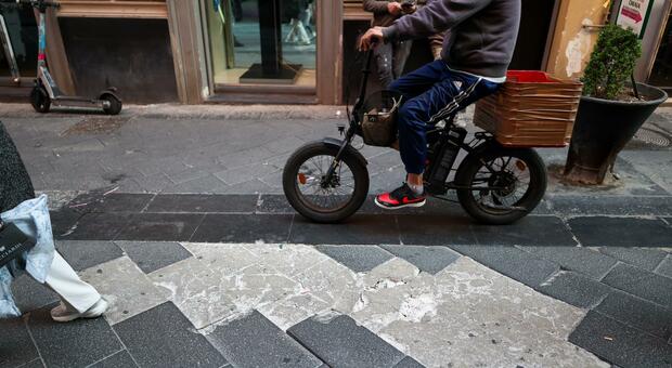  Napoli, dalla strada alle fioriere: «Via Chiaia, stop degrado» 