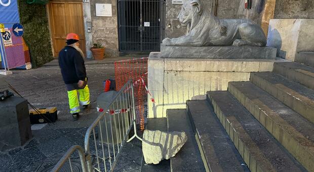  Napoli, pietra crolla dal colonnato di piazza Plebiscito. Rampe chiuse: paura ma nessun ferito 
