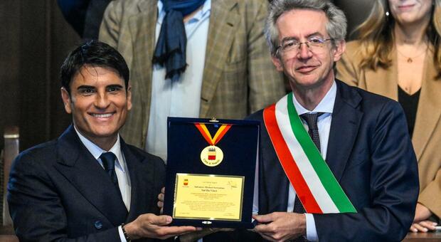  Sal Da Vinci, la premiazione al Maschio Angioino: «Le polemiche passano. Certe canzoni restano» 