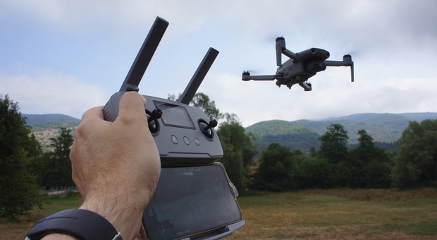  Napoli, il drone che trasporta droga e cellulari si blocca in un albero 