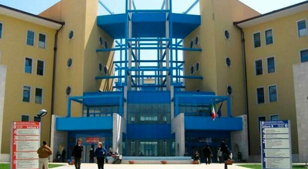  Avellino. Rissa tra parenti e amici di un paziente al pronto soccorso: usato anche spray urticante 