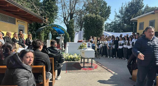  Bara bianca per Giuseppe: Villaricca si ferma per l'ultimo saluto al 19enne. Il parroco: «Amate la vita come l'amava lui» 