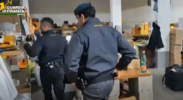  San Giorgio a Cremano, scoperto centro commerciale del falso: 25mila capi d'abbigliamento sequestrati 