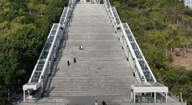 immagine «È la più lunga del mondo», ecco in quale città si trova la scala mobile dei record