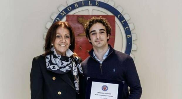 la presidente dell’Automobile Club Roma Giuseppina Fusco premia Leonardo Colavita come Pilota Romano dell’anno 2025
