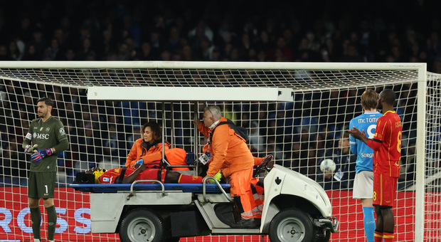  Napoli-Lecce, malore in campo per Banda: come sta il giocatore 