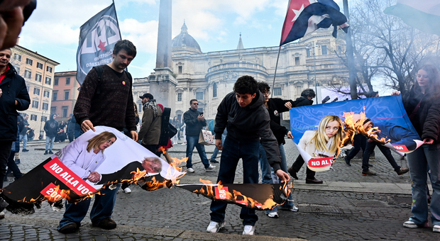  Referendum, cartelli con Meloni e Nordio bruciati durante il corteo a Roma: identificato un napoletano 