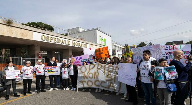  Monaldi, lite dopo il sit-in per Oppido: «Pagliacciata», «Chiediamo rispetto» 