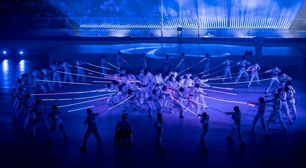 Paralimpiadi, chiusi i Giochi: Arisa canta l'inno italiano, la bandiera passa da Milano Cortina a French Alps 2030